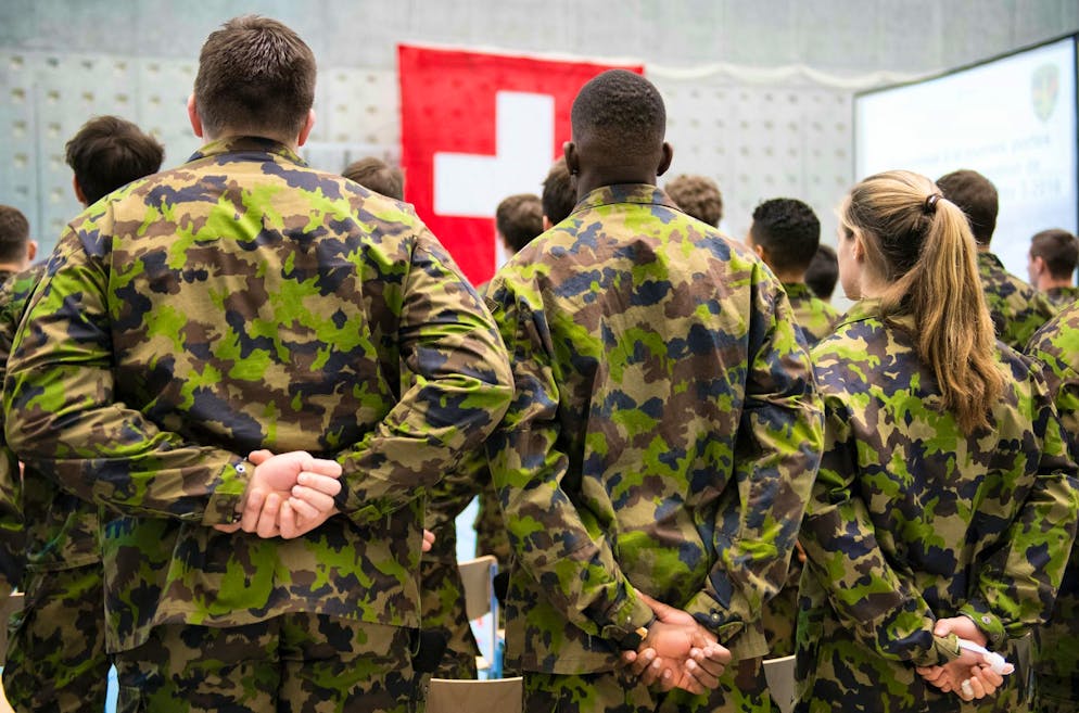 Members of the Swiss Armed Forces mistakenly received a text message. (KEYSTONE/Marcel Bieri)