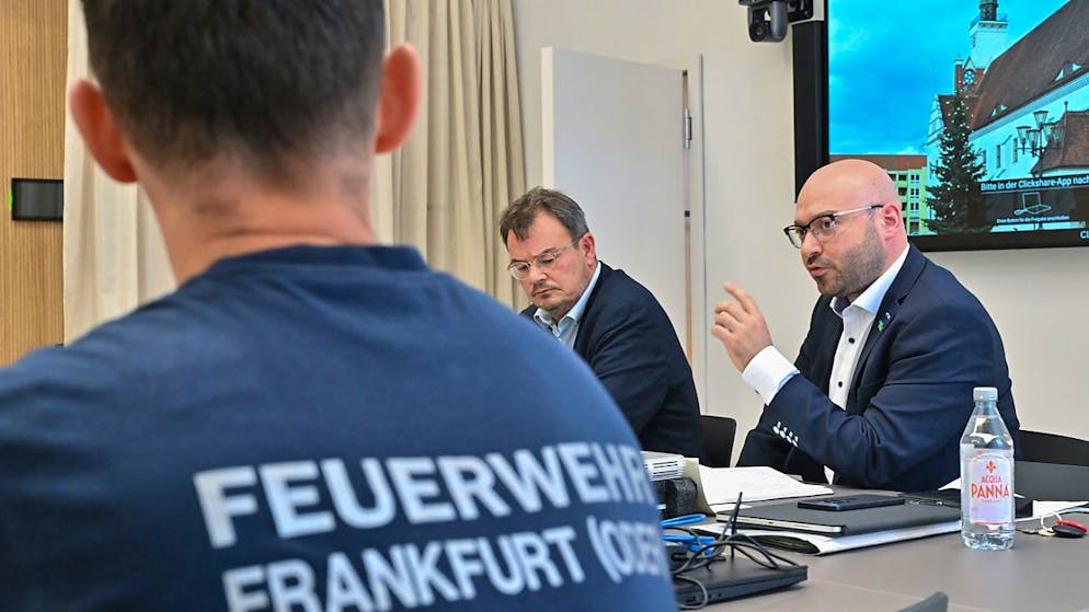 dpatopbilder - Uwe Meier (l), Pressesprecher der Stadt Frankfurt (Oder) und René Wilke (parteilos), Oberbürgermeister der Stadt Frankfurt (Oder), nehmen am Pressegespräch im Rahmen des Krisenstabes «Hochwasserlage» teil. Foto: Patrick Pleul/dpa