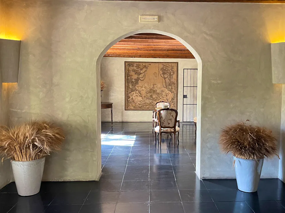 Reisebericht Südsizilien: Agriturismo Mandranova. Im Haus finden sich Bögen als Durchgänge. 