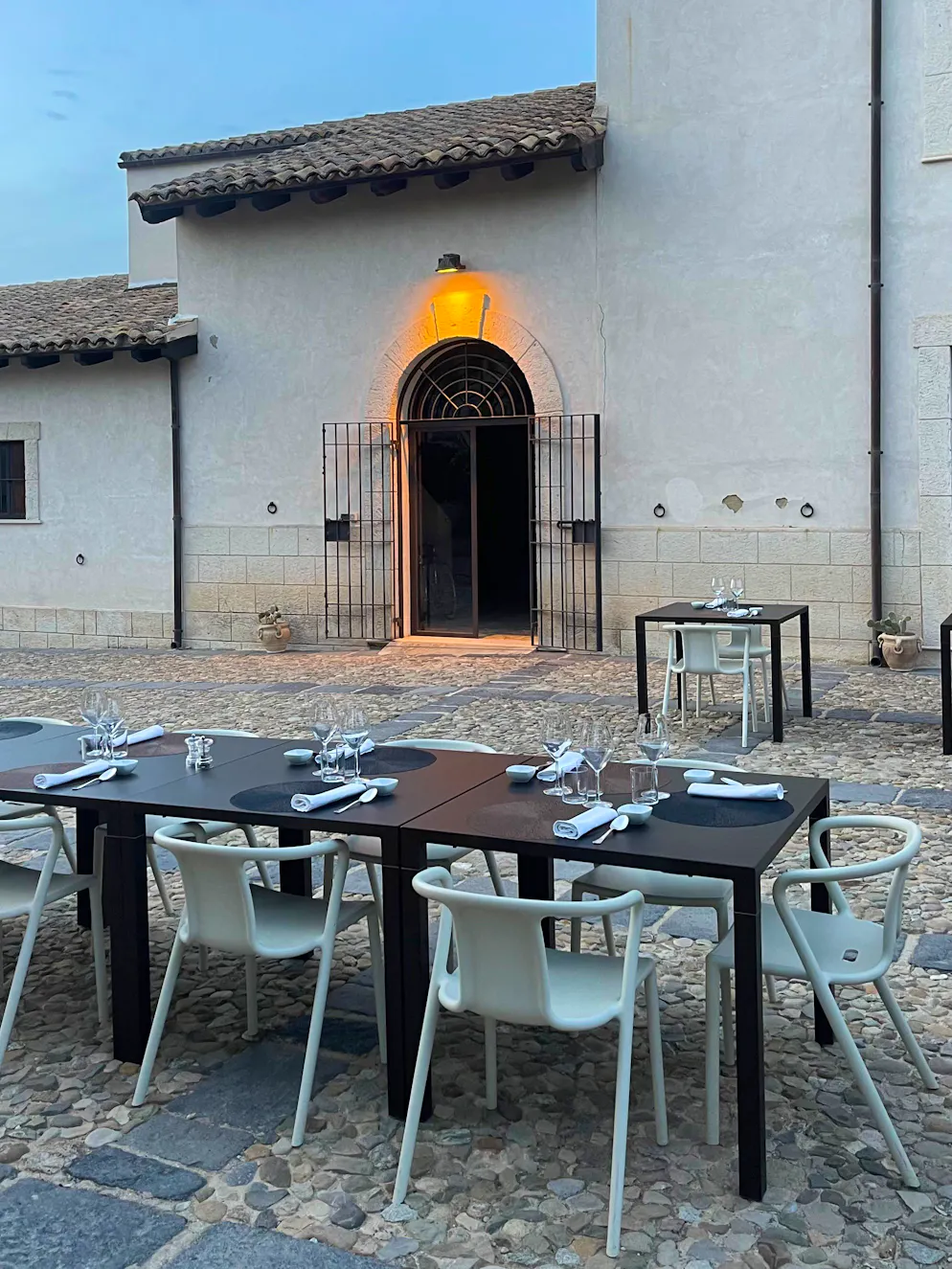 Reisebericht Südsizilien: Agriturismo Mandranova. Im Innenhof wird im Sommer abends auch gegessen.