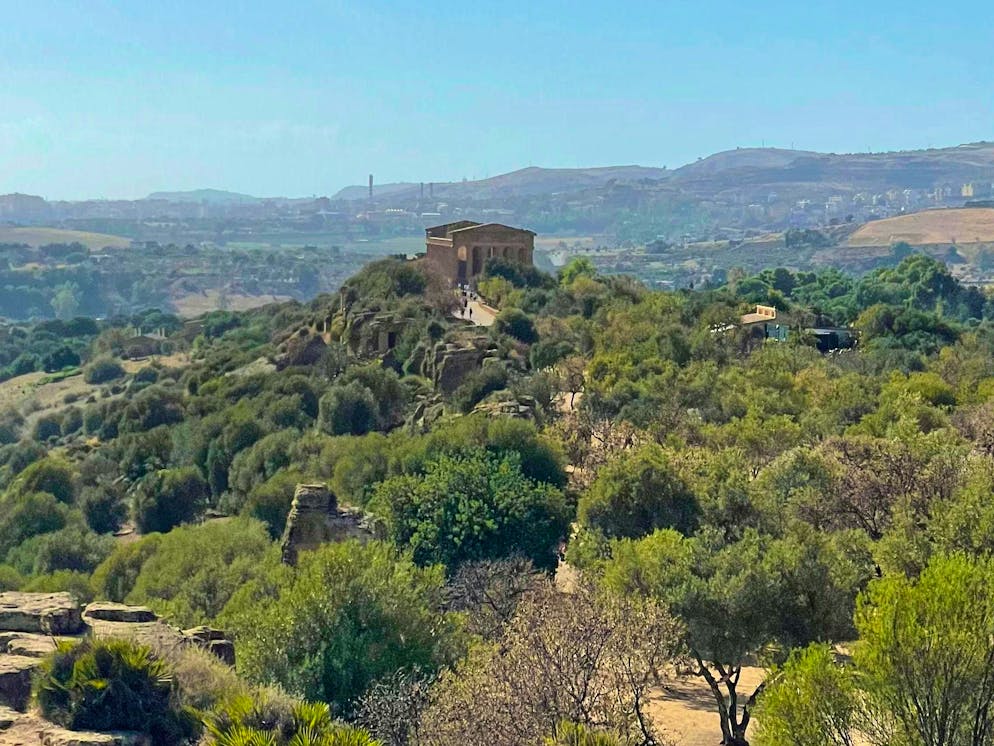 Travelogue Southern Sicily: Excursion destinations. The remains of Akragas, one of the most important ancient Greek cities in Sicily, stand on a hill.