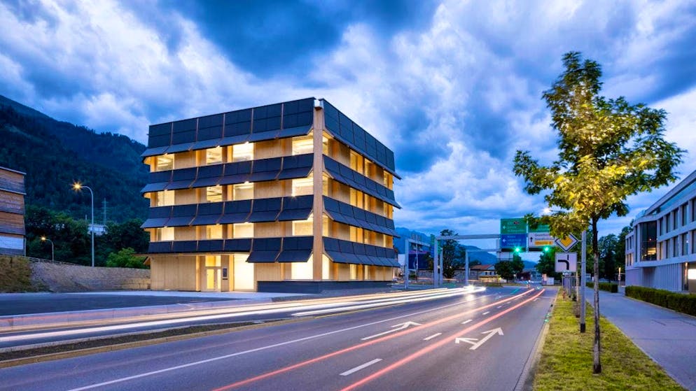 The new tower-like traffic base of the Graubünden cantonal police with its all-round photovoltaic strips is said to be one of the most sustainable buildings in Graubünden.