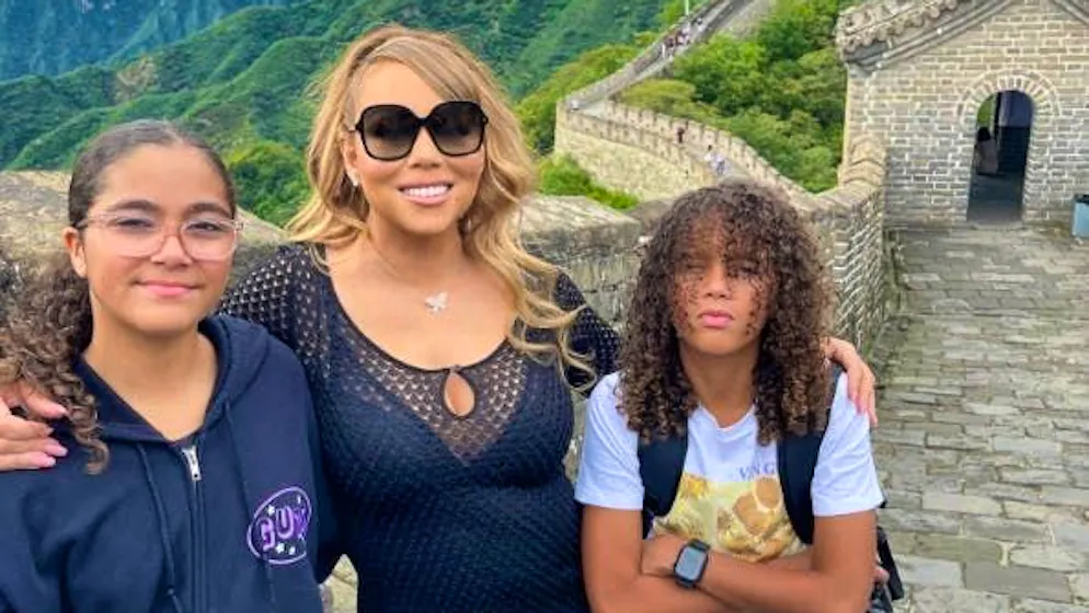 Scelta azzardata?. In grande stile Mariah Carey sulla Grande Muraglia cinese... coi tacchi alti