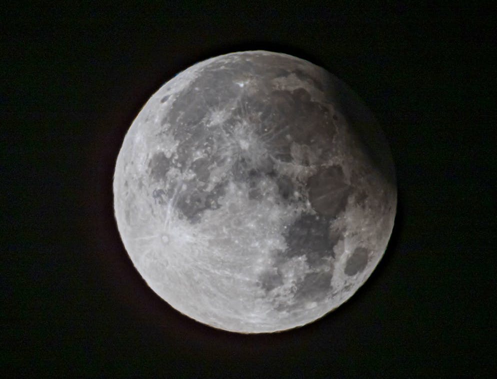Mond bot doppeltes Schauspiel - Gallery. Die Mondscheibe war rechts oben verdunkelt.