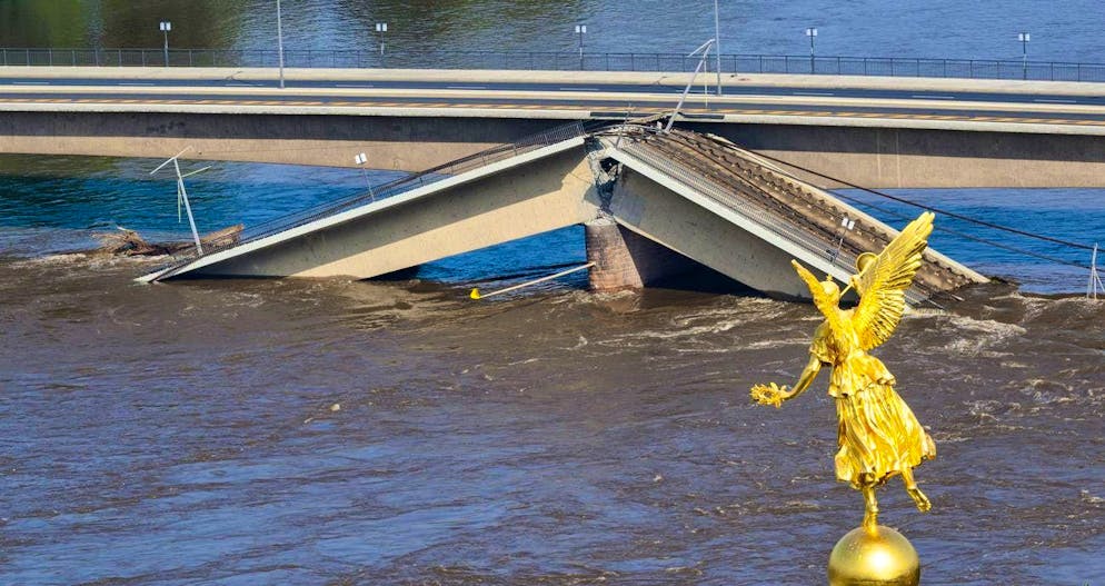 The flooding Elbe flows along the partially collapsed Carola Bridge in Dresden. (September 17, 2024)