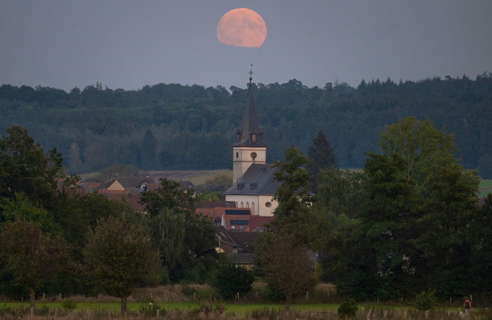 Mond bot doppeltes Schauspiel - Gallery. Wegen seiner nicht kreisrunden Umlaufbahn gab es einen Vollmond besonders nah an unserem Heimatplaneten - entsprechend wirkte er ungewöhnlich groß, wie am Abend hier im Taunus.