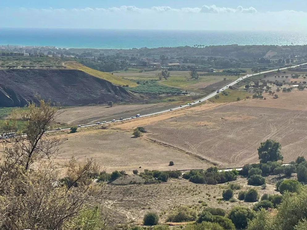 Reisebericht Südsizilien: Ausflugsziele. Von dort aus haben Reisende einen wunderbaren Blick über das Tal – und die dürre Landschaft.