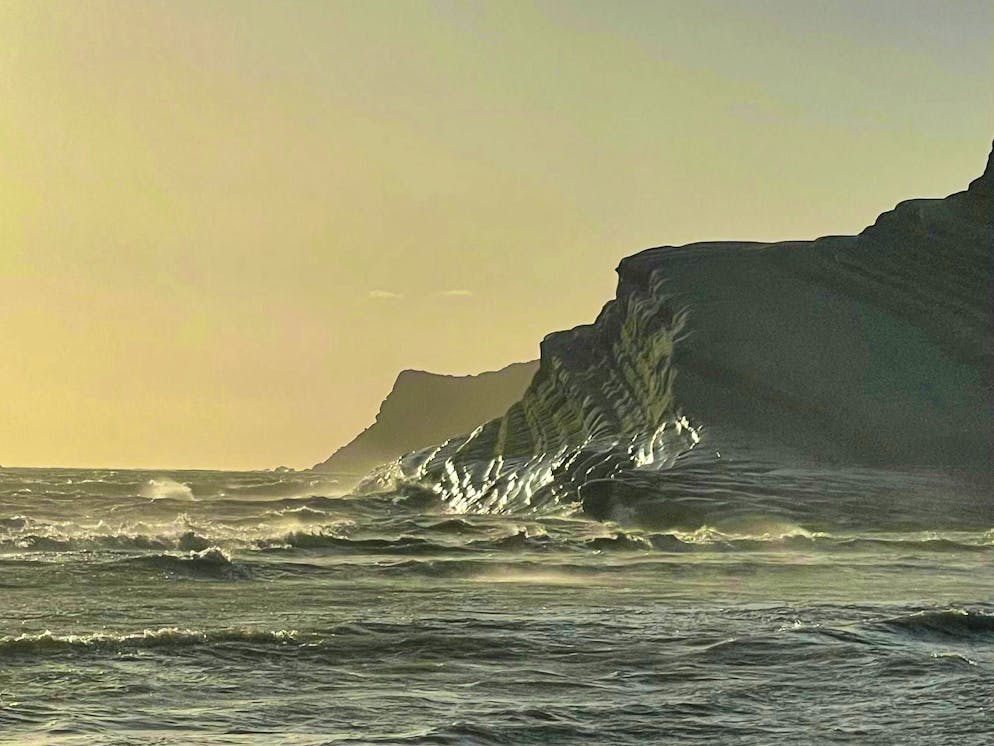 Travelogue Southern Sicily: Excursion destinations. This is a gleaming white rock that resembles steps. Important: you used to be able to walk on the rock, but it is currently closed.