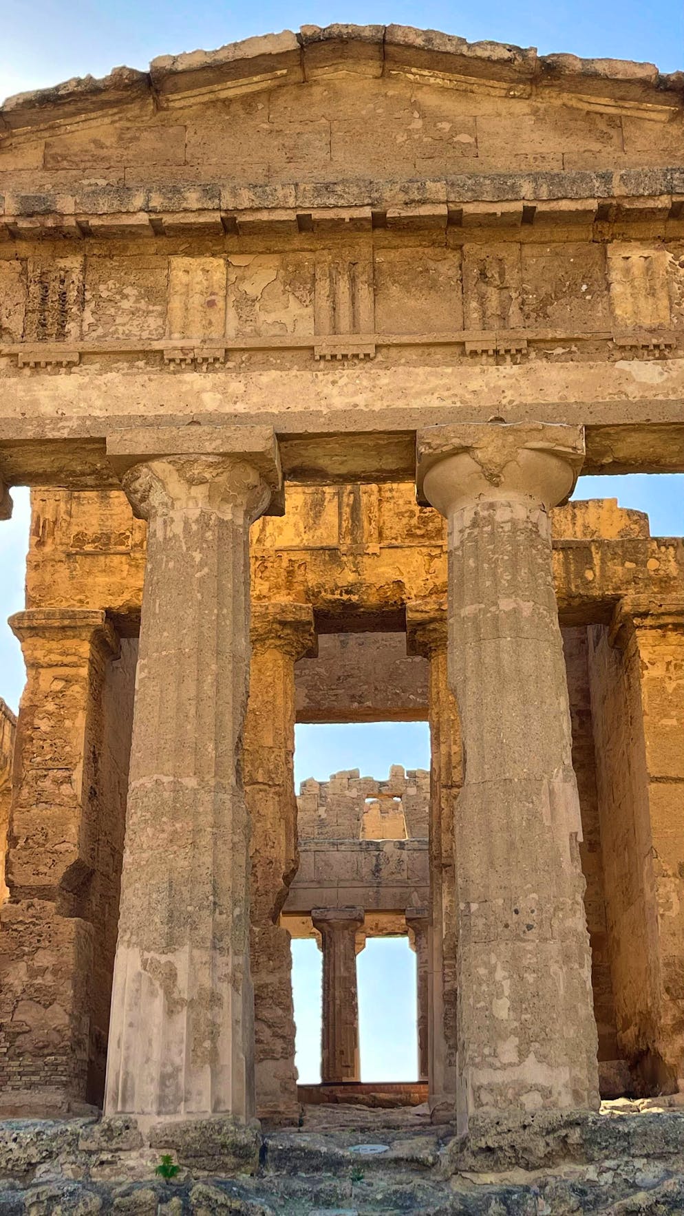 Travelogue Southern Sicily: Excursion destinations. The Temple of Concordia, which was built around 450 BC, is one of the best-preserved Doric temples of ancient Greece.