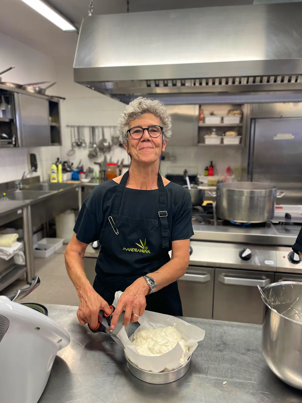 Reisebericht Südsizilien: Agriturismo Mandranova. … Mutter Silvia ist vorwiegend für das Management der Gastbetriebs zuständig. Sie ist die gute Seele des Agriturismo und eine Meisterin in der Küche. Sohn Gabriele ist gelernter Koch und hilft ebenfalls in der Küche mit.