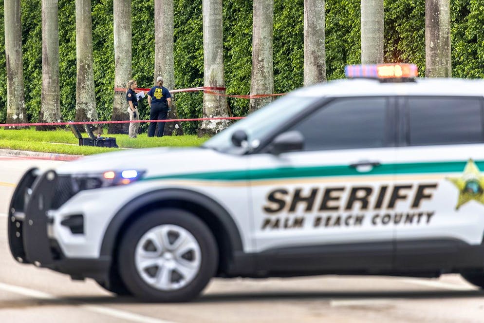 Gli agenti dell'FBI controllano il lato del Trump International Golf Club a West Palm Beach in Florida nell'indagine su quello che sembra essere un tentato assassinio dell'ex presidente degli Stati Uniti Donald Trump.