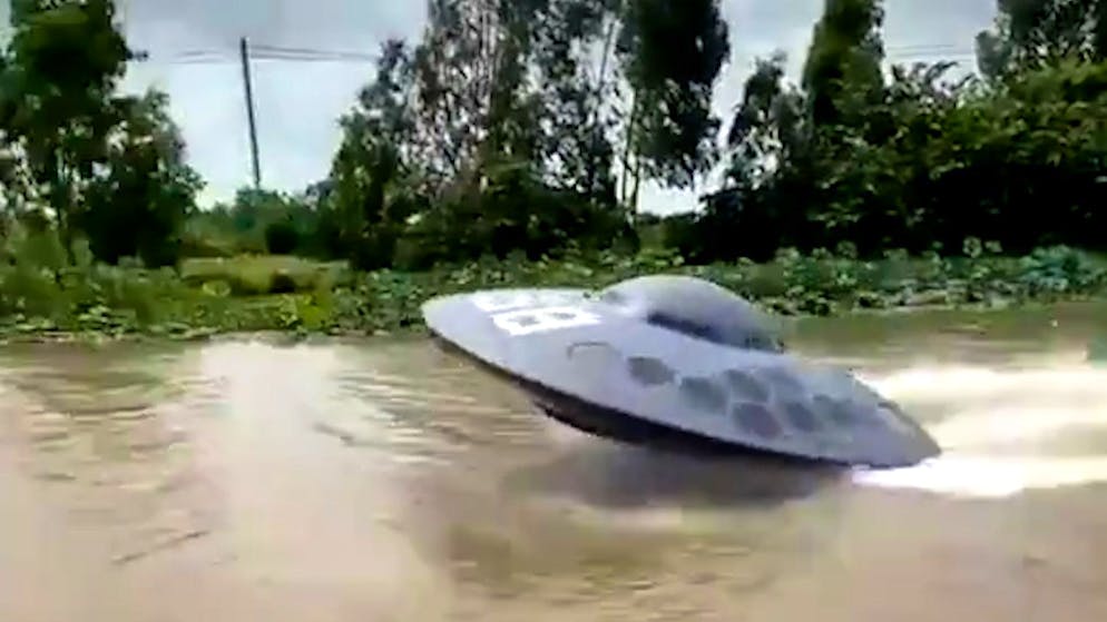 Aus Teilen vom Schrottplatz. Vietnamesischer Youtuber baut schwimmendes UFO