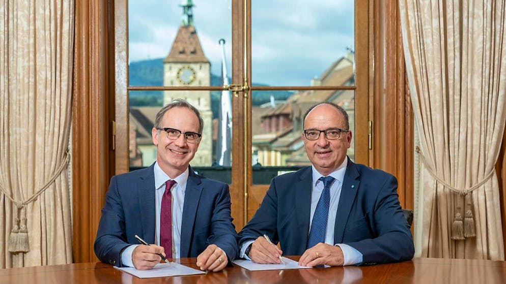 Fototermin für Unterschrift im Aargauer Regierungsgebäude: Landammann Markus Dieth (rechts) und Gemeindeammänner-Präsident Patrick Gosteli unterschreiben die Absichtserklärung zur "Digitalen Verwaltung Aargau".