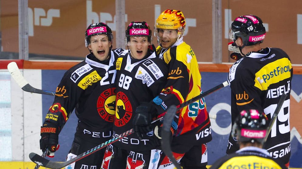 Torschütze zum 3:0: Benjamin Baumgartner is jubilant about the advances Goal beim seines SC Bern