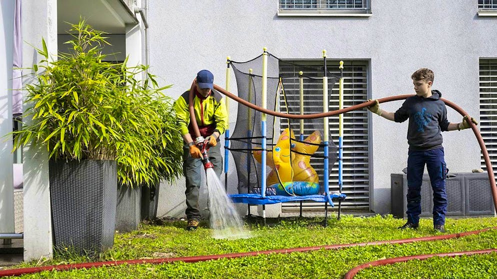 Employees of the Canton of Zurich and gardeners apply a water solution with threadworms in Kloten in the fight against the Japanese beetle.