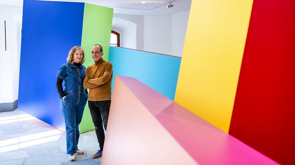 Il duo di artisti bernesi Sabina Lang e Daniel Baumann davanti a una delle loro installazioni pensate appositamente per l'ex Cancelleria di Sion.