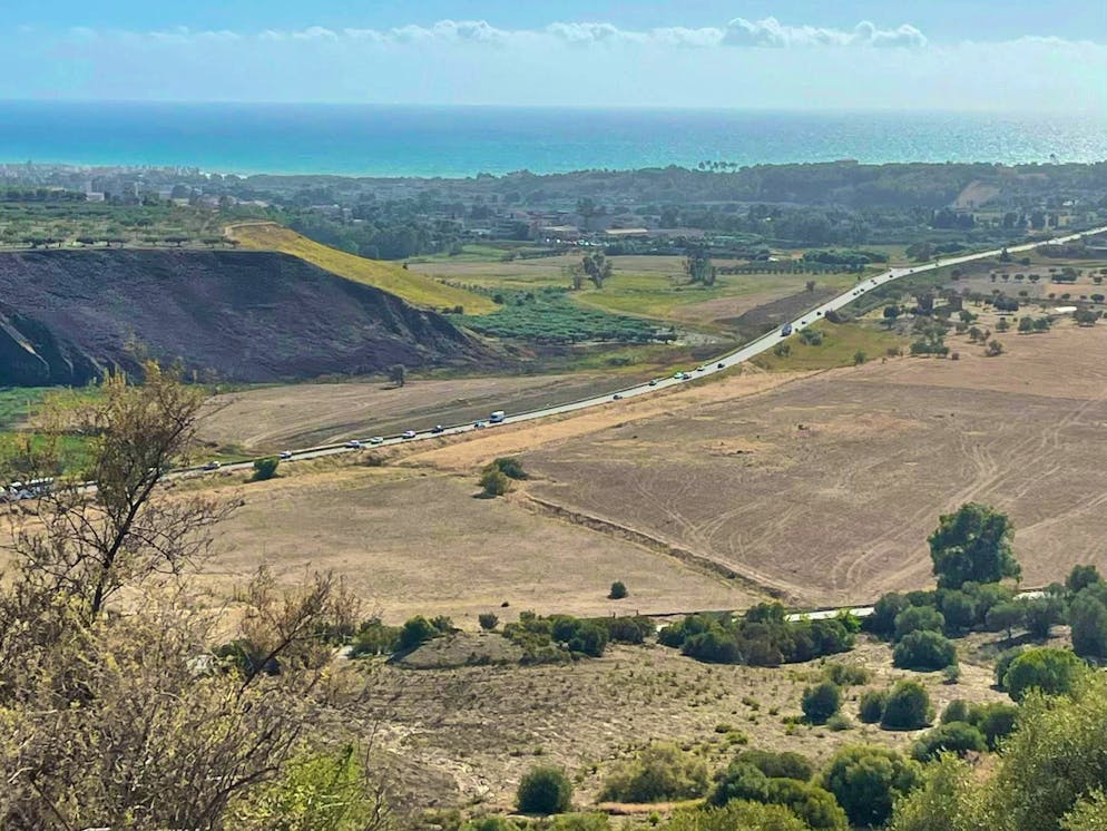 Travelogue Southern Sicily: Excursion destinations. From there, travelers have a wonderful view over the valley - and the arid landscape.