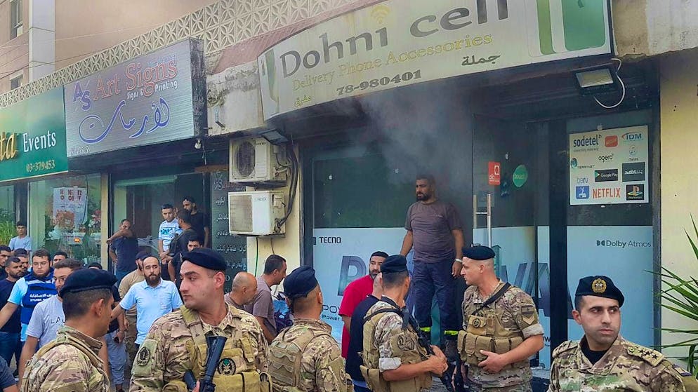dpatopbilder - Lebanese soldiers gather in front of a store where a radio is believed to have exploded. Photo: Mohammad Zaatari/AP/dpa