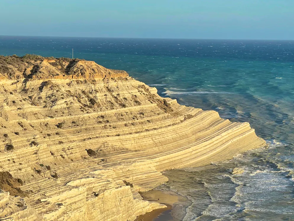 Reisebericht Südsizilien: Ausflugsziele. Etwa eine Dreiviertelstunde Autofahrt entfernt vom Mandranova findet sich eine weitere Attraktion: die Scala dei Turchi.  