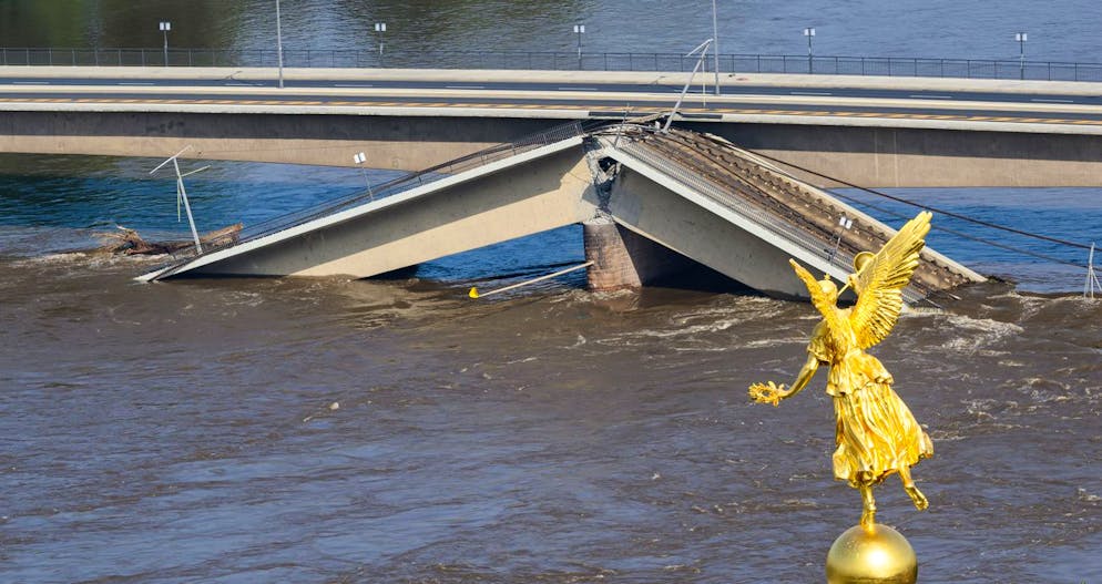 Die Hochwasser führende Elbe fliesst an der zum Teil eingestürzten Carolabrücke in Dresden entlang. (17. September 2024)