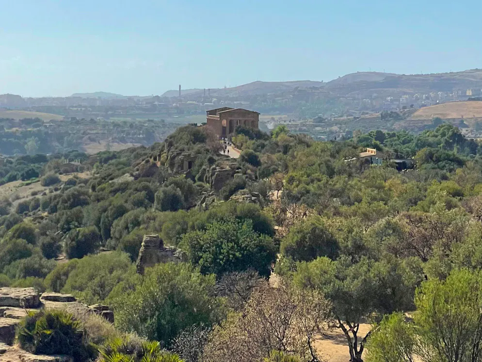 Reisebericht Südsizilien: Ausflugsziele. Die Überreste von Akragas, eine der bedeutendsten antiken griechischen Städte auf Sizilien, stehen auf einer Anhöhe.