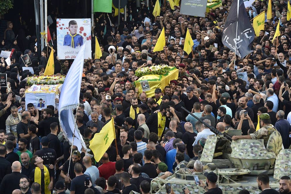 Des personnes en deuil portent les cercueils des personnes décédées le jour précédent dans des explosions de pagers, lors de la procession funéraire dans la banlieue sud de Beyrouth, au Liban, le 18 septembre 2024.