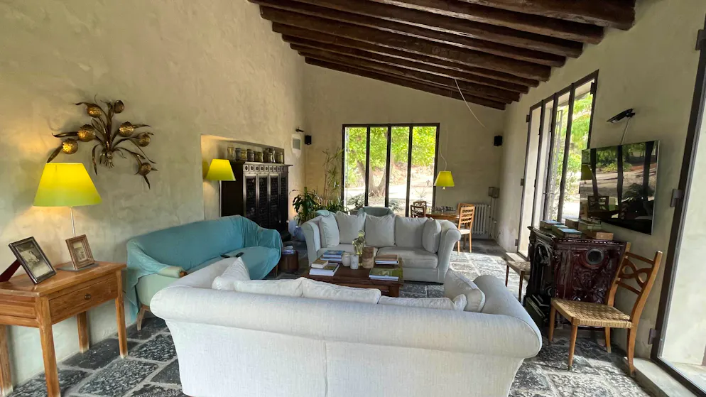 Reisebericht Südsizilien: Agriturismo Mandranova. Das Wohnzimmer mit den vielen Fenstern lädt zum Verweilen ein.  