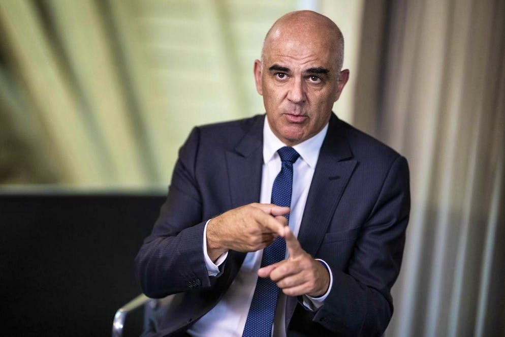 Former Federal Councillor Alain Berset reveals life wisdom in a new book.