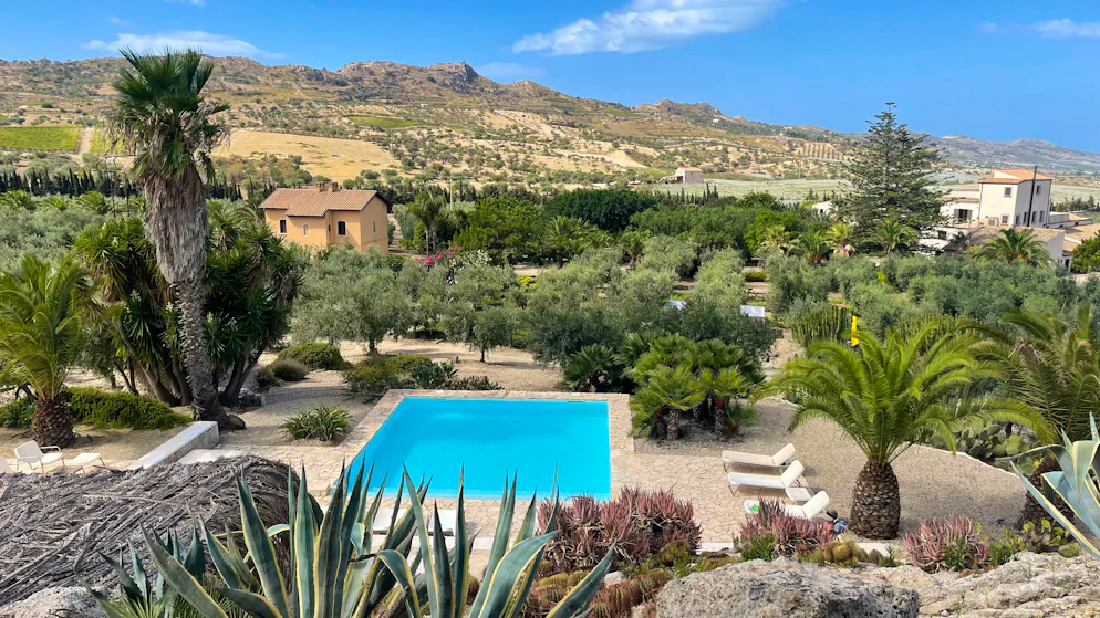 Reisebericht Südsizilien: Agriturismo Mandranova. Vom Pool aus hat man einen fantastischen Ausblick auf die umliegende Landschaft. 