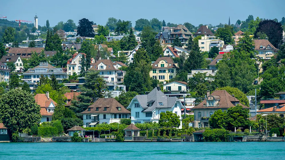 Les alentours de Zurich demeurent, avec ceux de la cité de Calvin, les zones où les villas se vendent le plus rapidement (archives).