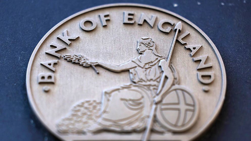 Cette décision s'inscrit à rebours de la Réserve fédérale (Fed) américaine, qui a choisi mercredi de frapper un grand coup avec une réduction d'un demi-point, après la baisse d'un quart de point de la Banque centrale européenne (BCE) la semaine dernière. (EPA/NEIL HALL)