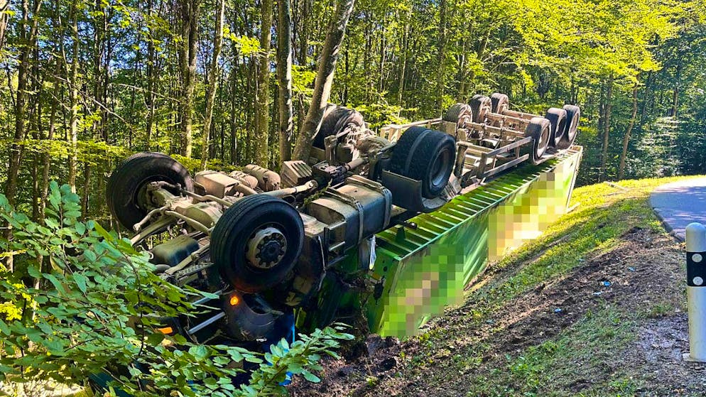 The truck left the road in Berlingen TG and overturned.