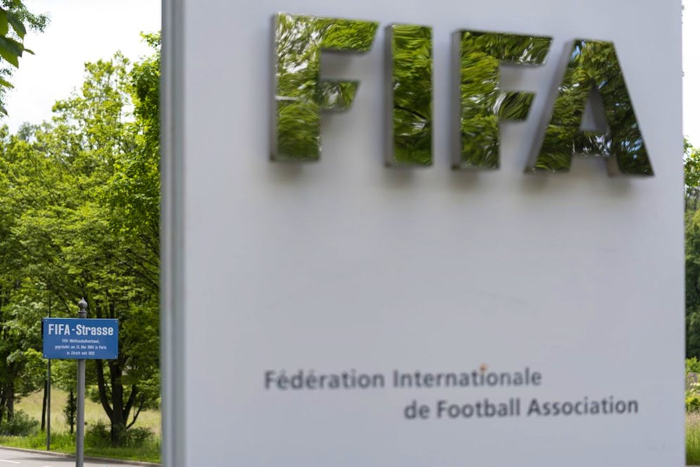 Das FIFA-Logo am Eingang des FIFA-Hauptsitzes mit einem Schild, auf dem der Name FIFA-Strasse steht, fotografiert am Freitag, 24. Mai 2024 in Zuerich. (KEYSTONE/Gaetan Bally)