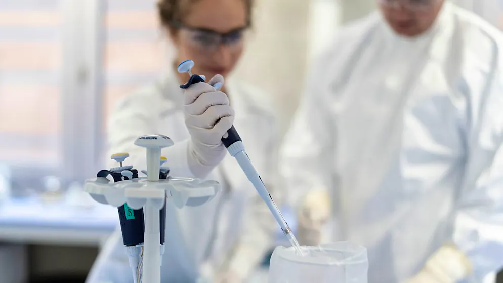 La branche de la chimie et de la pharmacie, plus important contributeur au commerce extérieur de la Suisse, a vu ses exportations reculer de 2,3% en août (archives).