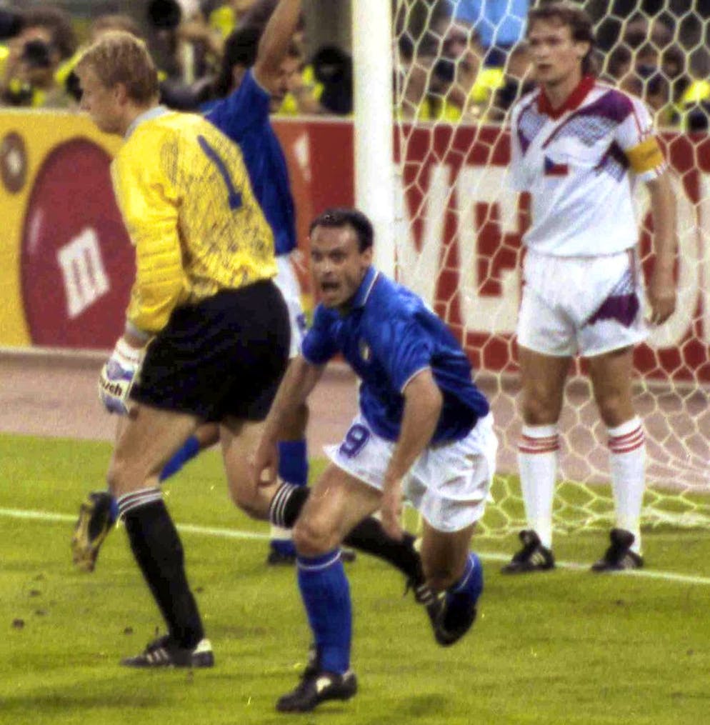 La prima rete segnata da Salvatore "Totò" Schillaci (centro), contro la Cecoslovacchia, ai Mondiali del 1990 con la maglia azzurra. 