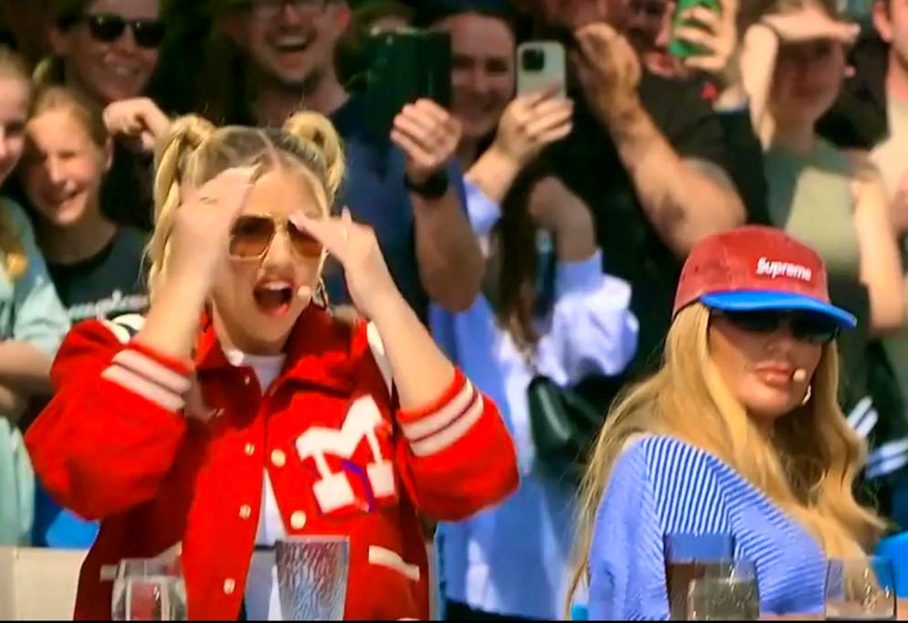 "I don't want to see that!": Beatrice Egli (l.) experiences a nasty surprise on the "DSDS" jury. Loredana (right) also obviously has mixed feelings about the appearance of a stripping singer.