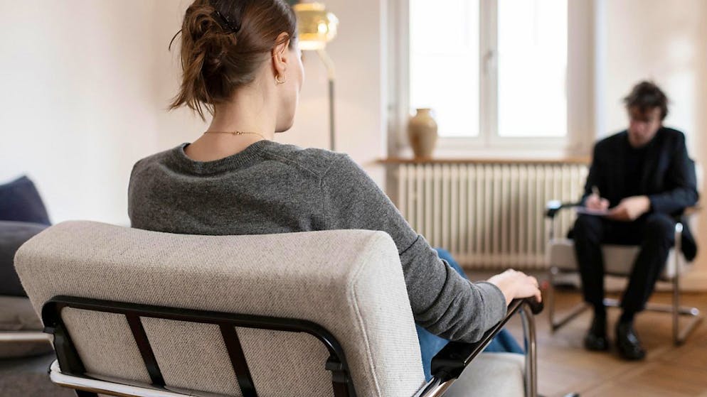 Ein Psychotherapeut therapiert eine Klientin. Der Kanton Glarus baut für die Bevölkerung ein integriertes und niederschwelliges psychiatrisch-psychotherapeutisches Angebot auf. (Archivbild)