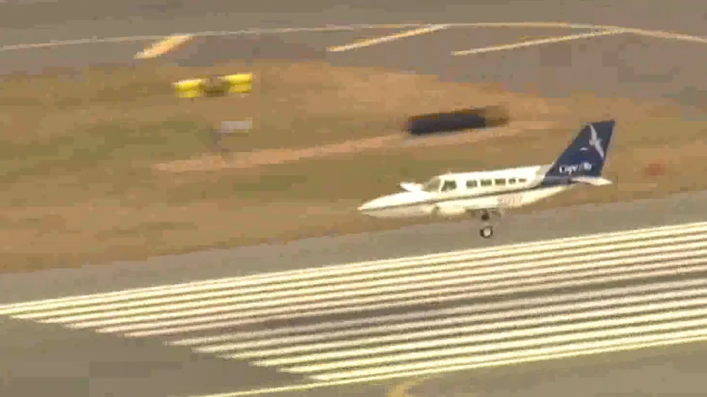 Spectacular emergency maneuver. Pilot lands plane with just one wheel