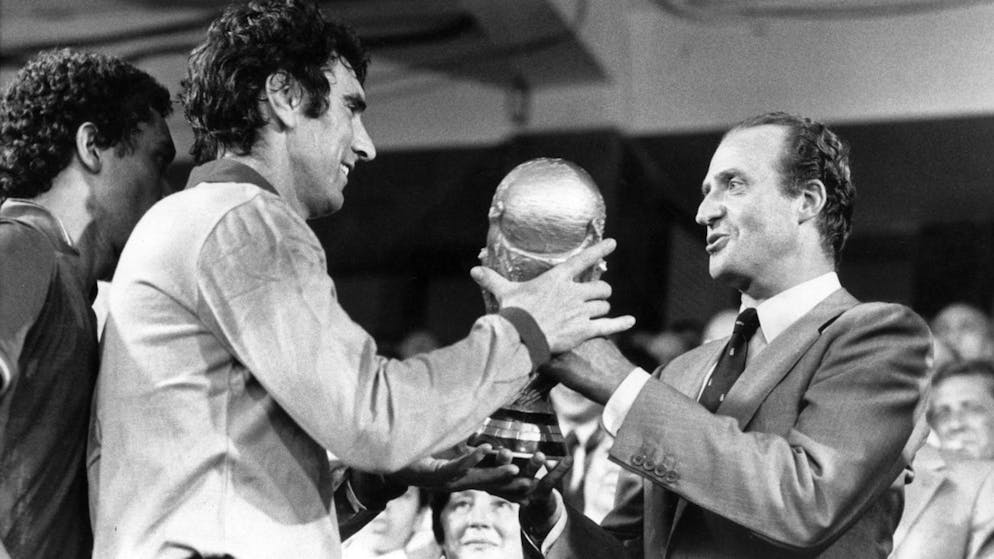 Dino Zoff, capitano dell'Italia, riceve la Coppa del Mondo vinta dall'Italia nel 1982 al termine dei Mondiali giocati in Spagna.