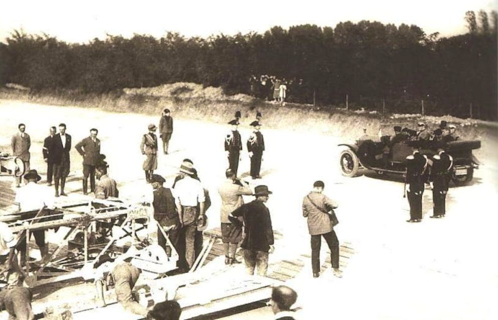 Ο βασιλιάς Vittorio Emanuele III εγκαινίασε το Autostrada dei Laghi στις 21 Σεπτεμβρίου 1924.