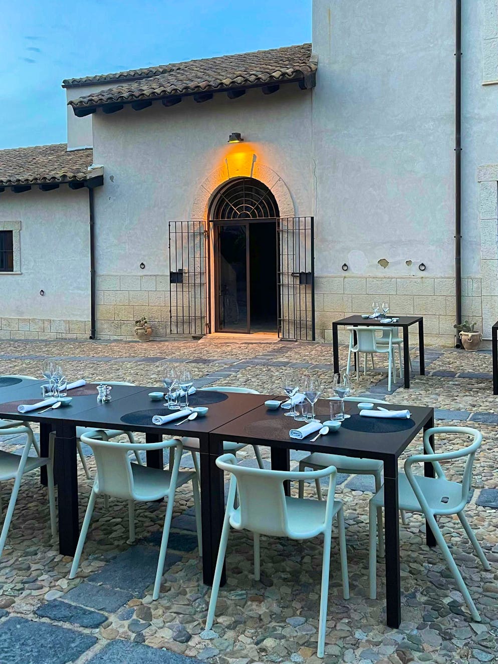 Travelogue Southern Sicily: Agriturismo Mandranova. In summer, the courtyard is also used for evening meals.