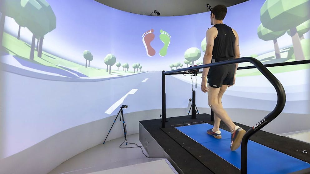 Au CHUV, un écran géant immersif pour étudier et traiter l'arthrose - Gallery. Grâce aux nouvelles installations du Swiss BioMotion Lab au CHUV à Lausanne, il sera possible d'étendre les études sur l'arthrose à des populations plus grandes, d'obtenir des profils de marche plus complets et de proposer de la rééducation plus ciblée et personnalisée.