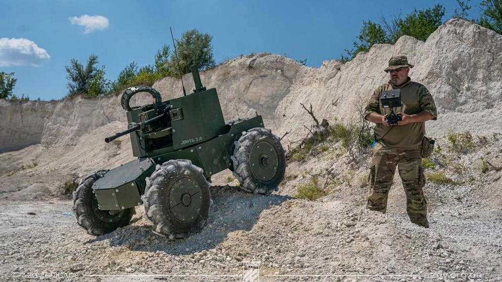 «Kampf gewonnen und überlebt». Boden-Drohne mit MG räumt russischen Schützengraben