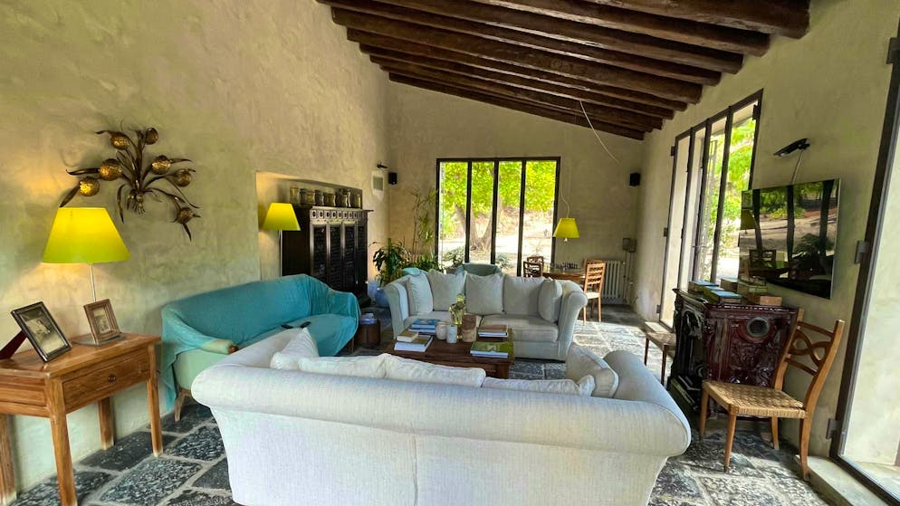 Travelogue Southern Sicily: Agriturismo Mandranova. The living room with its many windows invites you to linger.