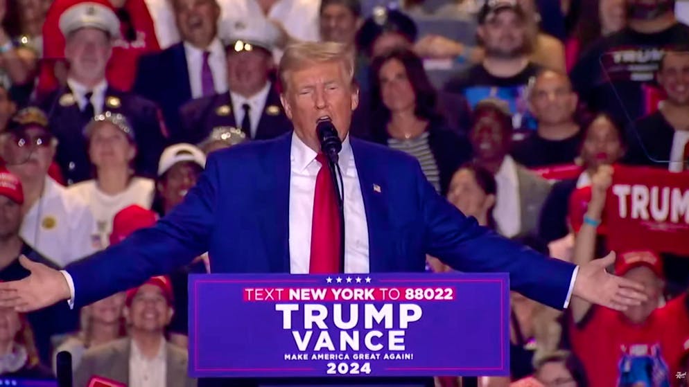 "Taller than Elvis": Donald Trump once again shows himself to be a friend of the superlative in Uniondale, New York.