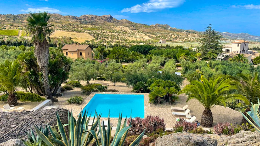 Travelogue Southern Sicily: Agriturismo Mandranova. From the pool you have a fantastic view of the surrounding countryside.