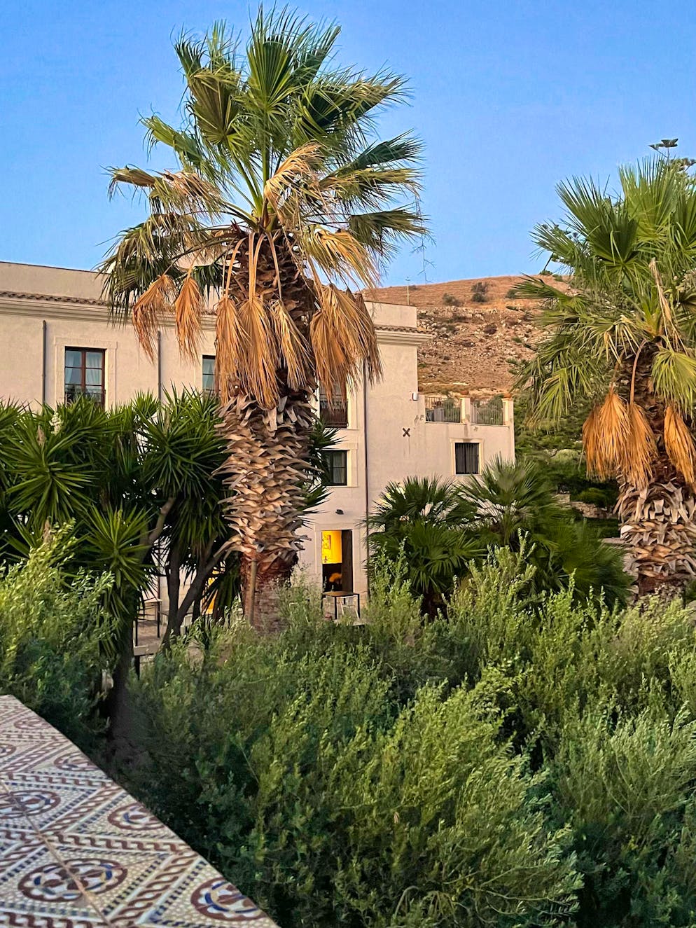 Travelogue Southern Sicily: Agriturismo Mandranova. The evening atmosphere casts an idyllic light on the Mandranova.
