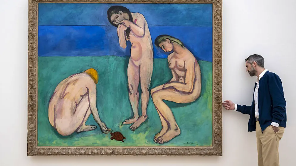 Rétrospective Henri Matisse à la Fondation Beyeler à Riehen (BS) - Gallery. Raphaël Bouvier, commissaire de l'exposition "Matisse - Inivation au voyage" à la Fondation Beyeler, à Riehen (BS), examine la toile "Baigneuses à la tortue" (1907/1908) après son accrochage.