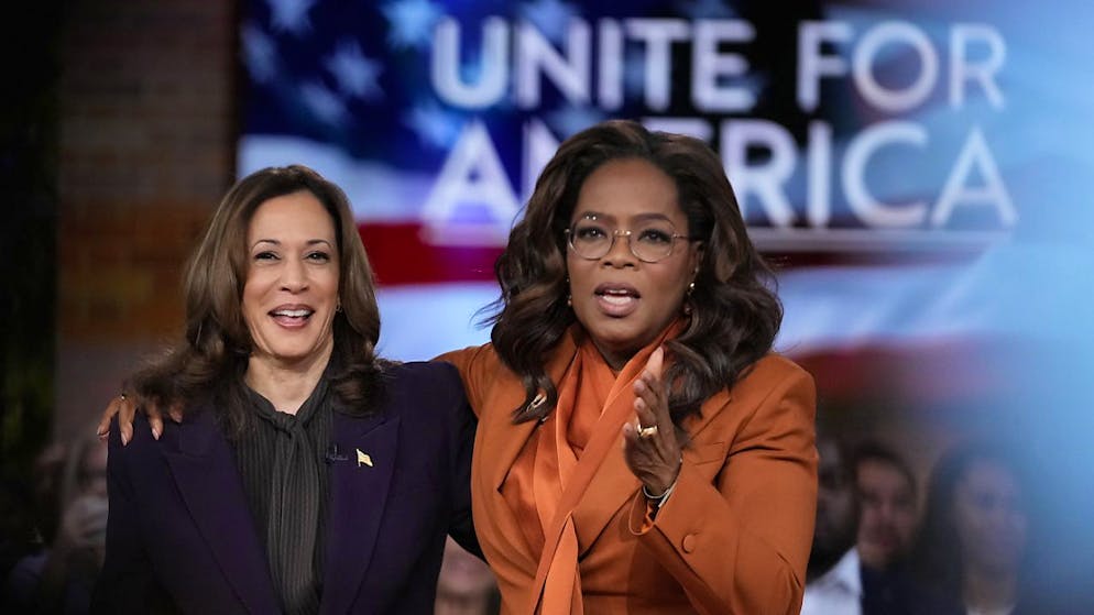 La candidate démocrate à l'élection présidentielle Kamala Harris a rejoint Oprah Winfrey lors de l'événement Unite for America Live Streaming jeudi à Farmington Hills, Michigan