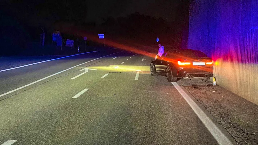 In a collision with the concrete wall of an underpass, a 20-year-old new driver demolished his 500 hp car in Eiken AG.
